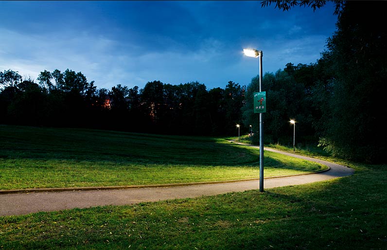 Hochpräzise LED-Straßenlampe leuchtet den Weg durch den Park zielgerichtet aus.