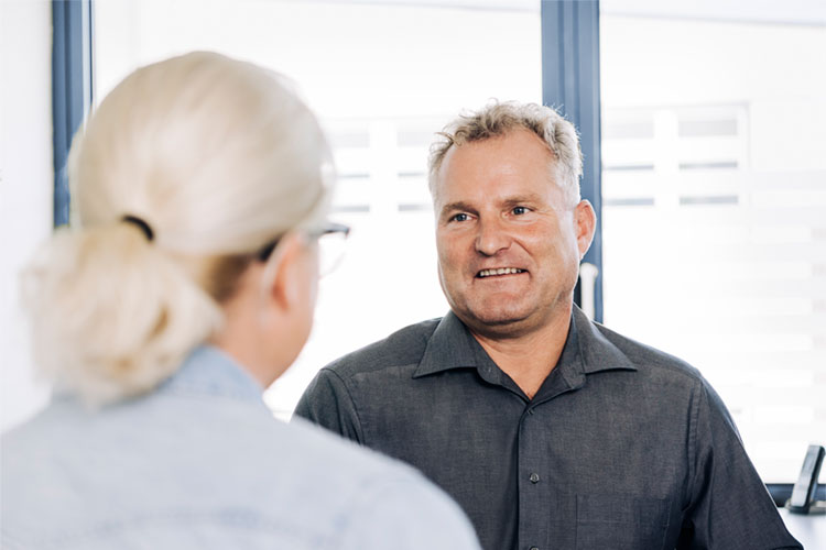 Carsten Scheuermann Geschäftsführer mit Mitarbeiter