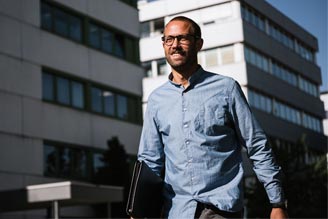 GRATZ Mitarbeiter auf dem Weg zur Arbeit