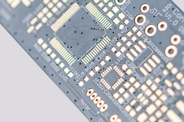 Eine Nahaufnahme einer Leiterplatte. Elektronische Komponenten sind auf der Platine zu sehen.